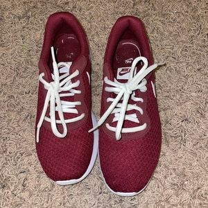 Women’s Nike tennis shoes